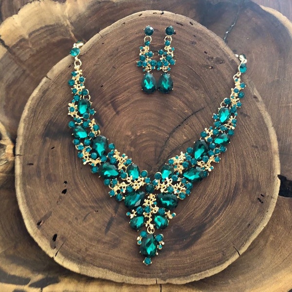 Prom Green necklace set, emerald green necklace and earrings, emerald bridal necklace and earrings et, emerald bib necklace