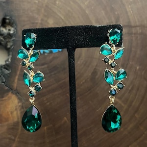 emerald rhinestone dangle earrings, emerald green prom earrings