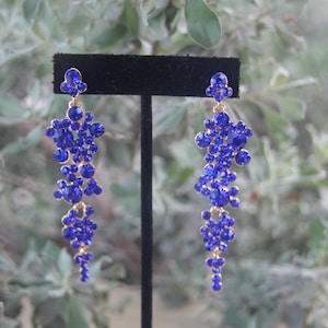 blauwe prom oorbellen, blauwe lange oorbellen, koningsblauwe strass oorbellen, diepblauwe optocht oorbellen