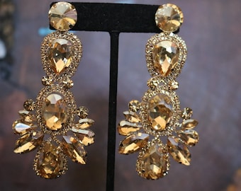 pendientes de pedrería de oro llamativos, pendientes de oro grandes, pendientes de desfile de oro, pendientes de cristal de oro extra largos, pendientes de cristal de oro