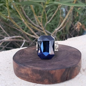 Marineblauwe grote kristallen ring, diepblauwe oversized ring, marineblauwe statementring, marineblauwe cocktailring