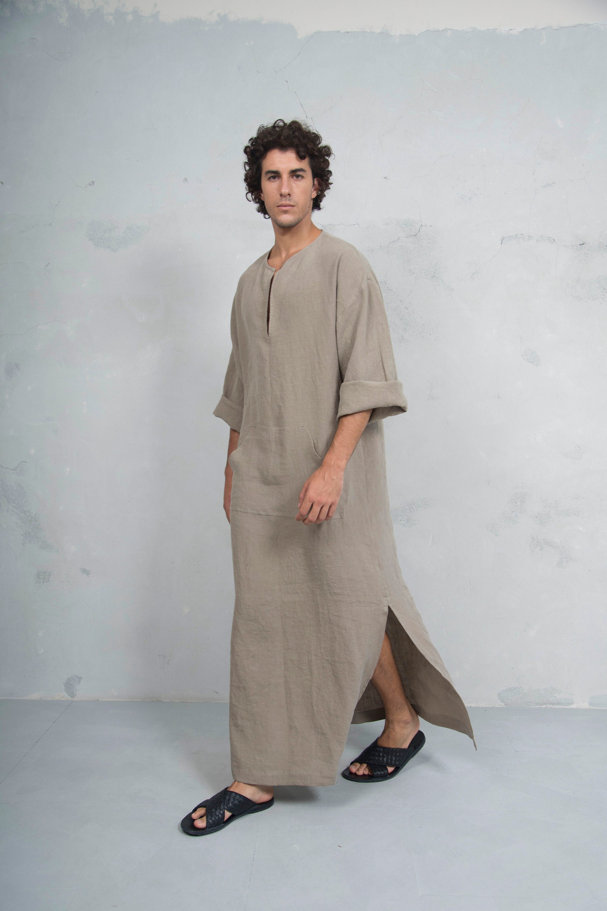 CLASSICO. Mens Sesame color linen kaftan. Front pocket.