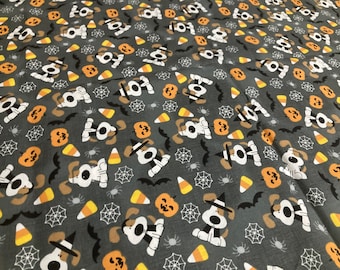 Puede incluir: Tela gris con temática de Halloween con un patrón repetido de perros de dibujos animados con sombreros de bruja, calabazas, caramelos de maíz, telarañas y murciélagos. Ideal para manualidades.