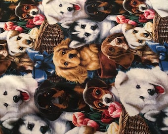 Puede incluir: Una tela colorida con un patrón repetido de diferentes razas de perros. Los perros están representados en un estilo juguetón y caprichoso, algunos con lazos y otros con cestas. La tela es perfecta para proyectos de artesanía, como colchas, almohadas y bolsos.
