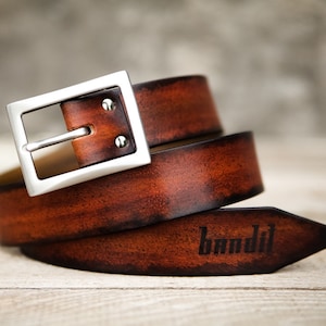 Cinturón de cuero hombre marrón patinado en la mano marrón claro y marrón