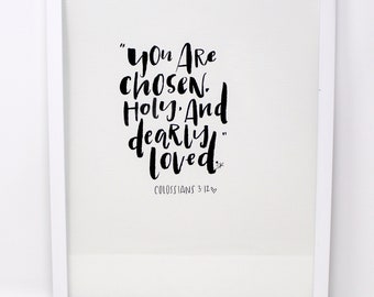 Może przedstawiać: Biała oprawiona grafika z czarnym tekstem, który brzmi "You are chosen. Holy. And dearly loved." z odniesieniem do Pisma Świętego "Kolosan 3:12" poniżej.