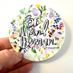 Adesivo/decalcomania Be a kind human (3,5 x 3,5 pollici), sicuro per esterni, resistente agli agenti atmosferici, adesivo in vinile