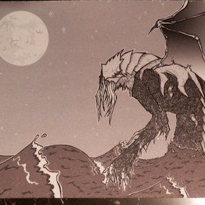 Puede incluir: Una ilustración en blanco y negro de una criatura similar a Cthulhu que emerge del mar, con una luna llena y estrellas en el fondo.