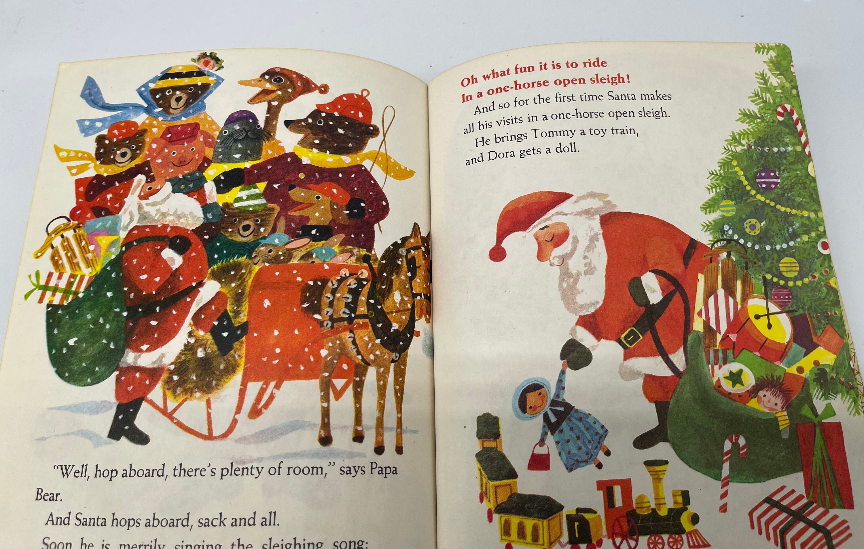 Jingle Bells: A Classic Christmas Book for Kids (Little Golden Book)