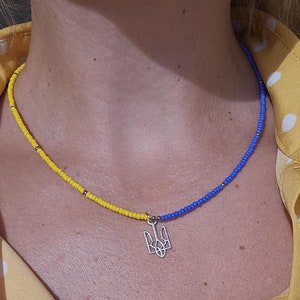 Collana con perline patriottiche ucraine e ciondolo con emblema, collana con bandiera ucraina e ciondolo con stemma, collana girocollo ucraina