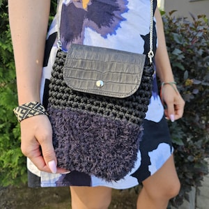 Sac pour femme au crochet noir fait à la main avec accent en cuir véritable et fausse fourrure