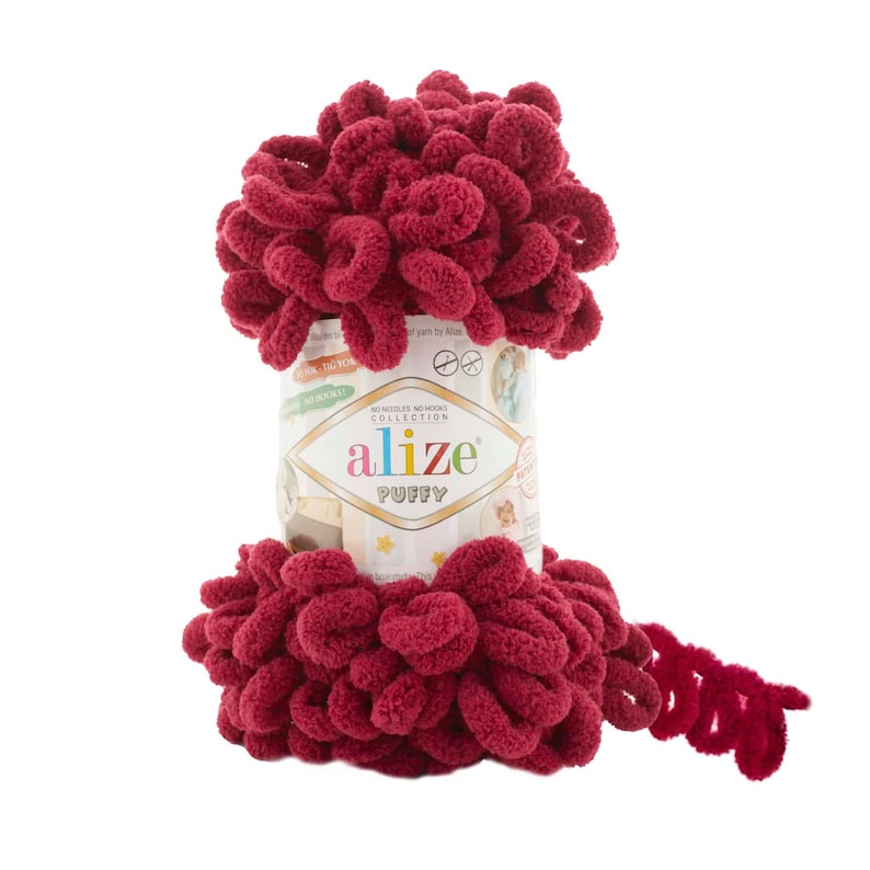 Pu&ograve; includere: Un gomitolo di filato Alize Puffy di colore rosso bordeaux scuro. Il filato &egrave; composto da fibre morbide e soffici, ideale per creare progetti accoglienti e confortevoli. L'etichetta sul gomitolo riporta "Alize Puffy" e "No Needles No Hooks Collection".