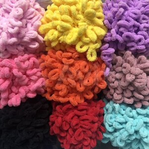 Pu&ograve; includere: Assortimento di filati colorati in varie tonalit&agrave; di rosa, giallo, arancio, rosso, blu e nero. Il filato &egrave; disposto in un motivo circolare, creando una visualizzazione visivamente accattivante.
