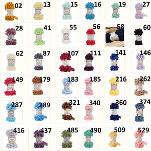 Pu&ograve; includere: Una collezione di gomitoli di lana in vari colori, tra cui giallo, verde, bianco, rosso, blu, nero, marrone, rosa e viola. I gomitoli di lana sono disposti in una griglia con numeri stampati su ogni gomitolo.