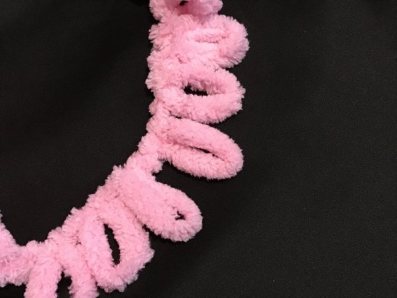 Pu&ograve; includere: Frange rosa soffice con un design ondulato e ad anelli. Questa frangia &egrave; perfetta per aggiungere un tocco di fantasia a qualsiasi progetto.