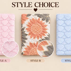 Pu&ograve; includere: Tre articoli rettangolari in tessuto etichettati STYLE CHOICE. Lo stile A &egrave; rosa con un motivo a quadretti vichy trapuntato a forma di cuore. Lo stile B presenta una stampa di girasoli arancioni su una texture trapuntata. Lo stile C &egrave; azzurro.