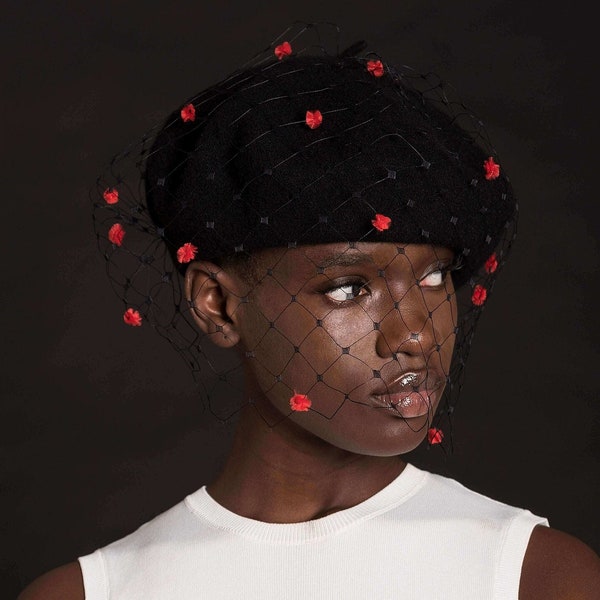 Béret avec voile, noir à pois rouges, chapeau tendance, béret en voile, béret noir et rouge, béret français, chapeau avec voile, JCN