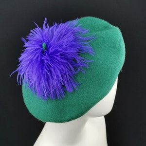 Wiesengrüne Baskenmütze: Lila Straußfeder Pompon, Made in Italy