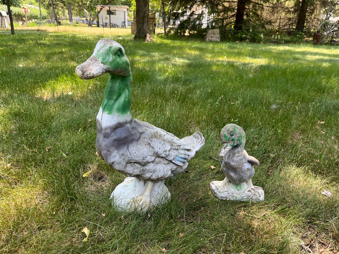Vintage Wildlife Concrete Outdoor Statue Duck & Duckling Garden Yard
