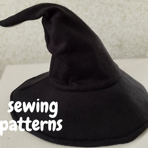 Könnte beinhalten: Schwarzer Filzhut mit einer hohen, spitzen Krone und einer breiten Krempe. Der Hut liegt auf einer weißen Oberfläche mit dem Text "sewing patterns" in weiß.