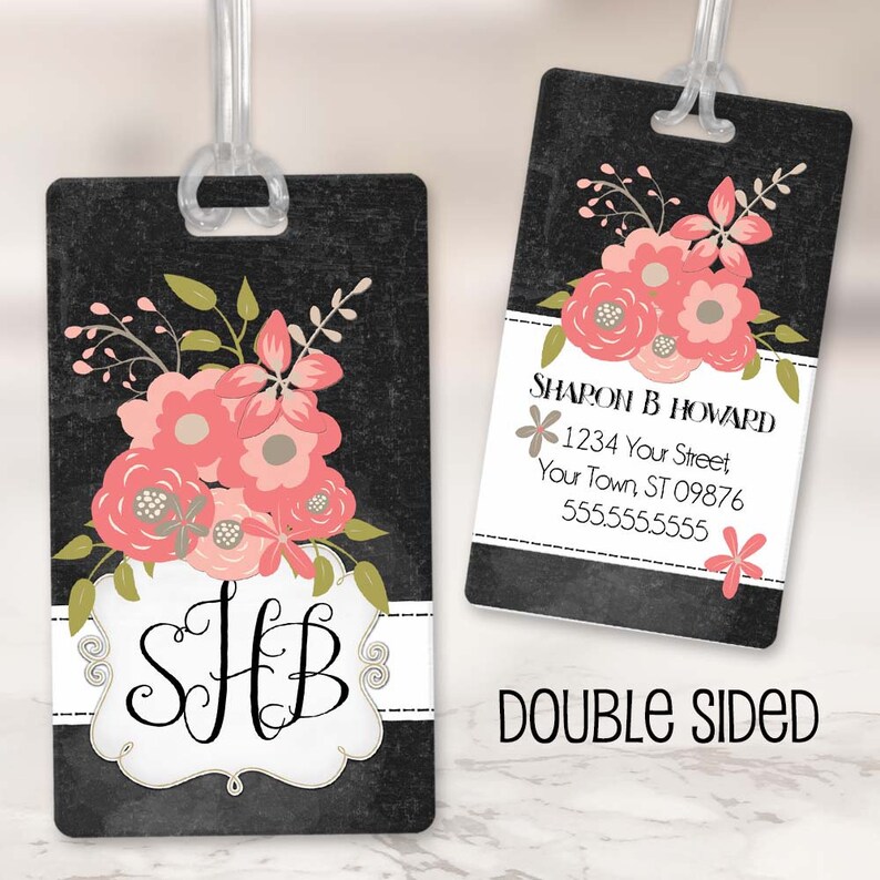 Puede incluir: Etiqueta de equipaje de doble cara con fondo de pizarra negra. Un lado presenta un dise&ntilde;o floral con flores rosas y melocot&oacute;n y un monograma "SHB". El otro lado tiene el texto "SHARON B HOWARD", una direcci&oacute;n y un n&uacute;mero de tel&eacute;fono.