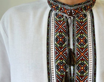 Ukrainische traditionelle Kleidung. Wyschwanka für Männer. Völlig handgefertigtes Stickshirt