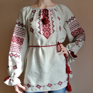 Völlig handgefertigte Vyshyvanka-Bluse. Traditionelle ukrainische Kleidung. Schwarz-rote Stickerei-Vyshivanka. Boho-Kleidung Bild 1