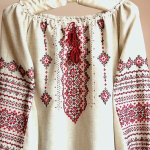 Völlig handgefertigte Vyshyvanka-Bluse. Traditionelle ukrainische Kleidung. Schwarz-rote Stickerei-Vyshivanka. Boho-Kleidung Bild 2