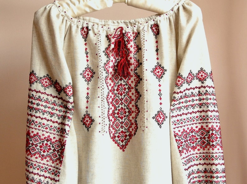 Völlig handgefertigte Vyshyvanka-Bluse. Traditionelle ukrainische Kleidung. Schwarz-rote Stickerei-Vyshivanka. Boho-Kleidung Bild 2