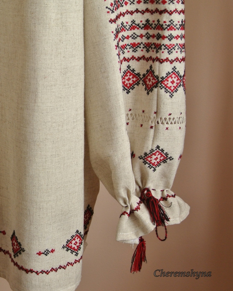 Völlig handgefertigte Vyshyvanka-Bluse. Traditionelle ukrainische Kleidung. Schwarz-rote Stickerei-Vyshivanka. Boho-Kleidung Bild 5