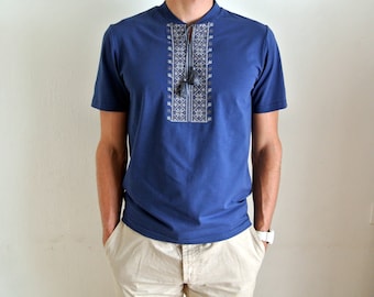 T-Shirt im Wyschywanka-Stil für ihn. Blaues Baumwollhemd mit ukrainischer Stickerei. Traditionelle Stickerei. Ukrainisches Geschenk für Männer