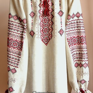 Völlig handgefertigte Vyshyvanka-Bluse. Traditionelle ukrainische Kleidung. Schwarz-rote Stickerei-Vyshivanka. Boho-Kleidung Bild 3