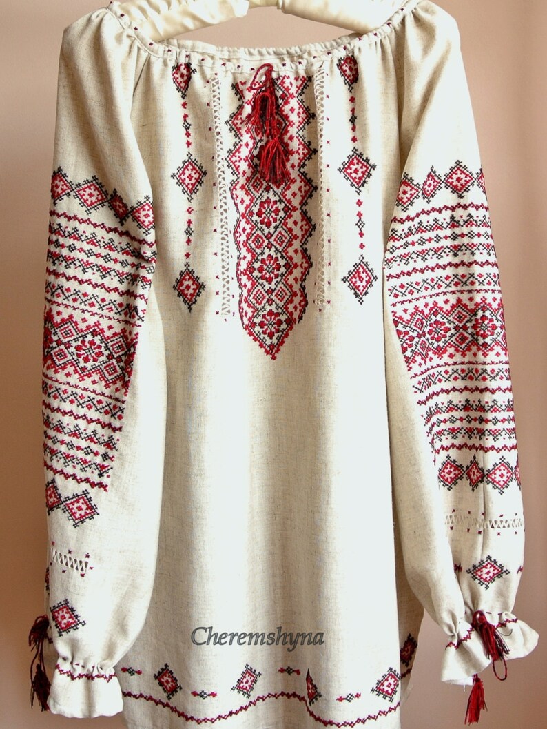 Völlig handgefertigte Vyshyvanka-Bluse. Traditionelle ukrainische Kleidung. Schwarz-rote Stickerei-Vyshivanka. Boho-Kleidung Bild 3