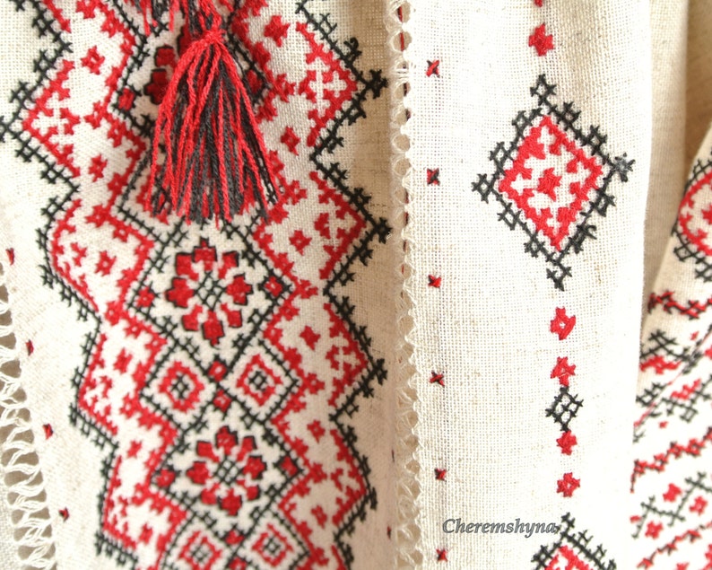 Völlig handgefertigte Vyshyvanka-Bluse. Traditionelle ukrainische Kleidung. Schwarz-rote Stickerei-Vyshivanka. Boho-Kleidung Bild 4