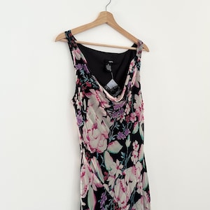 Robe longue en soie ornée de perles de l&#39;an 2000 • g•