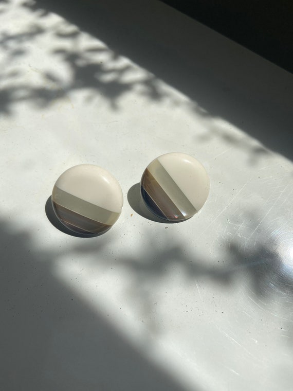 90s striped pearlescent earrings • circle • - image 2