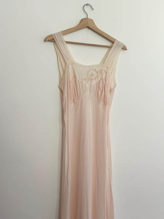 1940s Floral Neckline Nightgown • sm •