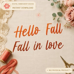 Peut inclure: Un motif de broderie numérique avec le texte orange Hello Fall et Fall in love. Le design comprend une bobine de fil corail, du fil à broder corail, une paire de ciseaux dorés et des roses roses sur un fond en tissu beige clair.