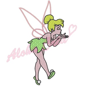 Peut inclure: Une illustration de dessin animé de la fée Clochette, avec des ailes vertes et une robe verte et jaune, qui fait un bisou. La fée a les cheveux blonds et un cœur rose est visible en arrière-plan.
