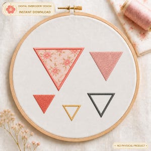 Puede incluir: Un bastidor de bordado de madera con tela blanca y cinco triángulos bordados. Un triángulo grande tiene un patrón floral rosa, mientras que los otros son de color rosa sólido, naranja, dorado y negro. El texto dice DIGITAL EMBROIDERY DESIGN.