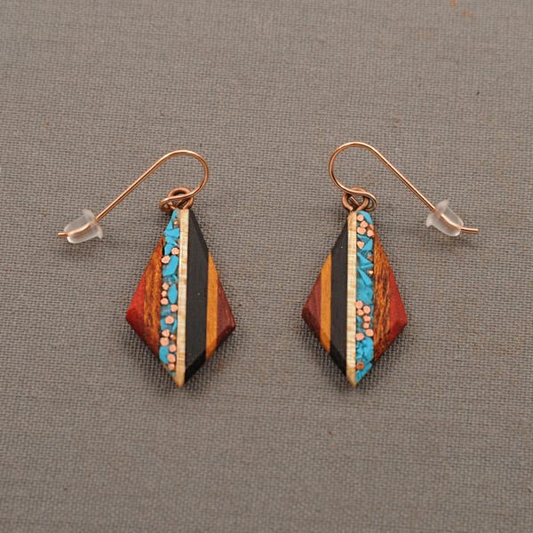 Pendientes de madera recuperada con incrustaciones de cobre reciclado y chips de turquesa.