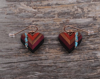 Boucles d'oreilles coeur en cuivre recyclé turquoise et bois, fils d'oreilles en or rose