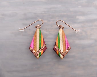 Boucles d'oreilles modernes colorées et délicates en bois recyclé et cuivre recyclé, couleur pop