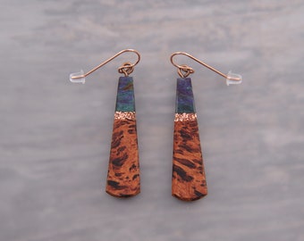 Boucles d'oreilles pendantes en cuivre fabriquées à partir de bois de ronce vert et brun avec incrustation de cuivre