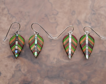 Boucles d'oreilles pendantes en bois naturel et feuille de coquillage