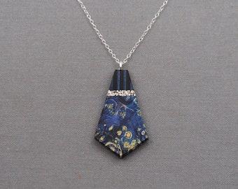 Pendentif en bois bleu nuit étoilée avec incrustation d'argent recyclé et chaîne en argent sterling massif