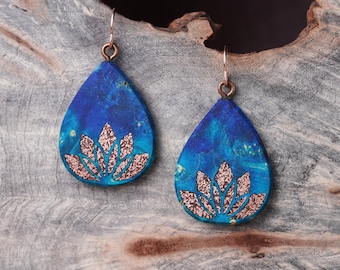 Boucles d'oreilles pendantes en forme de larme bleue avec fleur de lotus, bois et incrustation de cuivre