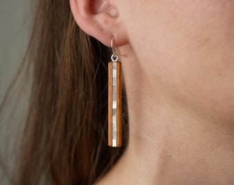 Longues boucles d'oreilles fines en nacre et bois de koa. Boucles d'oreilles ou pendentifs, hypoallergéniques et légers.