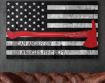 Puede incluir: Bandera estadounidense en blanco y negro con una línea roja y un hacha roja. El texto "BRIAN ANDERSON LOS ANGELES FIRE DEPT." está debajo de la bandera.