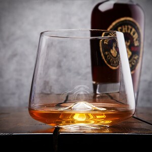 Saxton Aerating Whiskey Glasses, Set of 4 - Whiskey Lover Gift, Unique ...